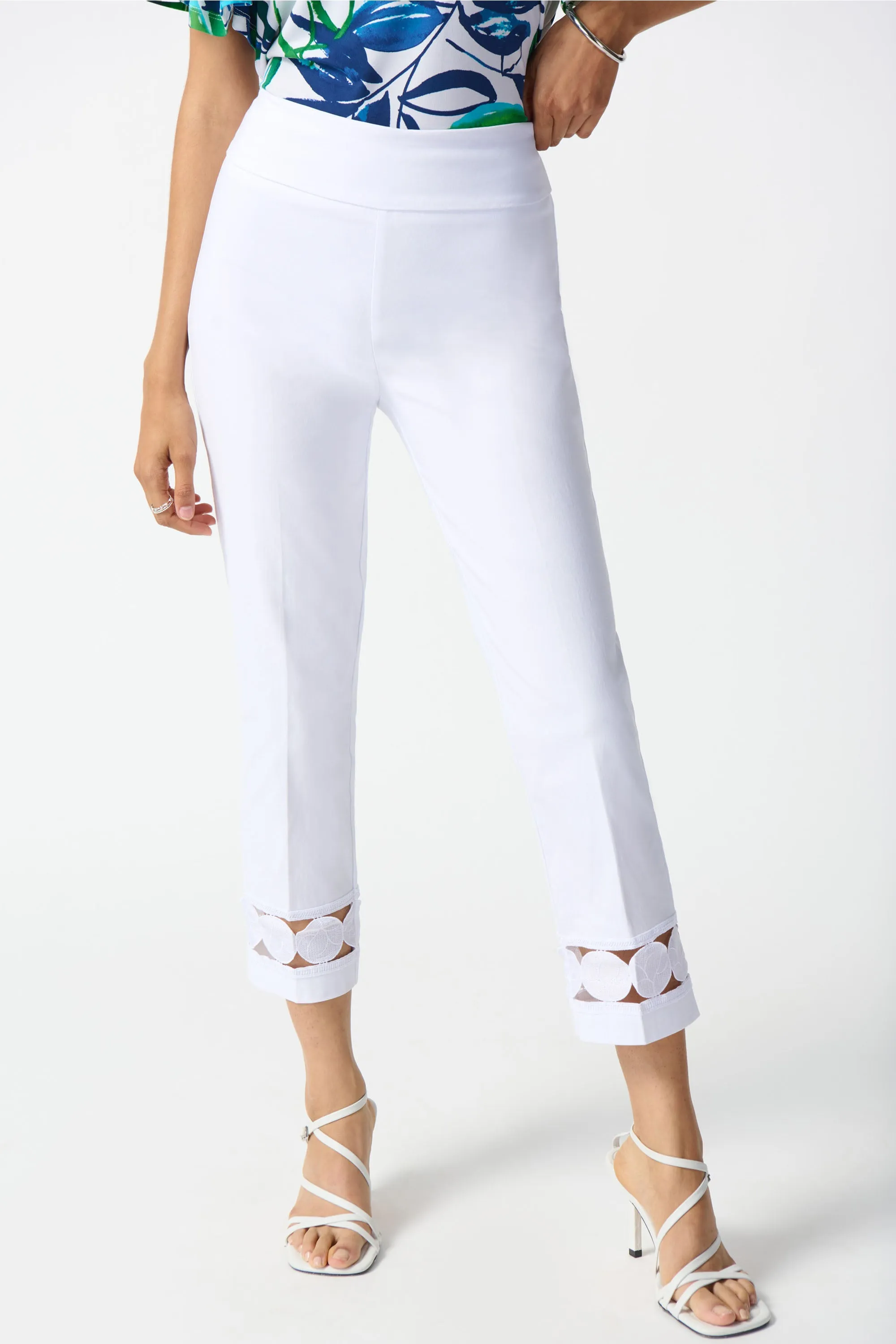 CROP PANT WITH CIRCLE LACE HEM