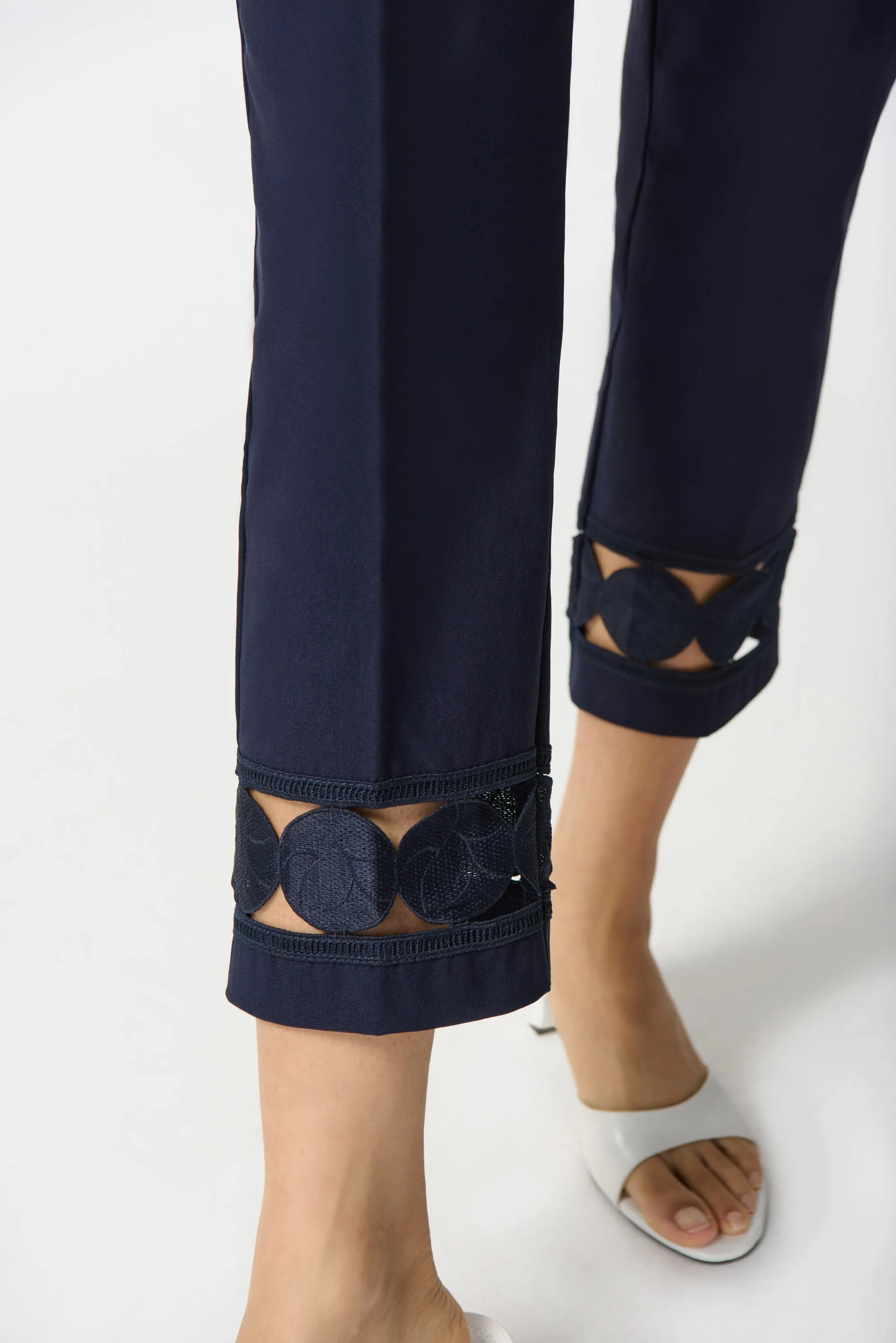 CROP PANT WITH CIRCLE LACE HEM