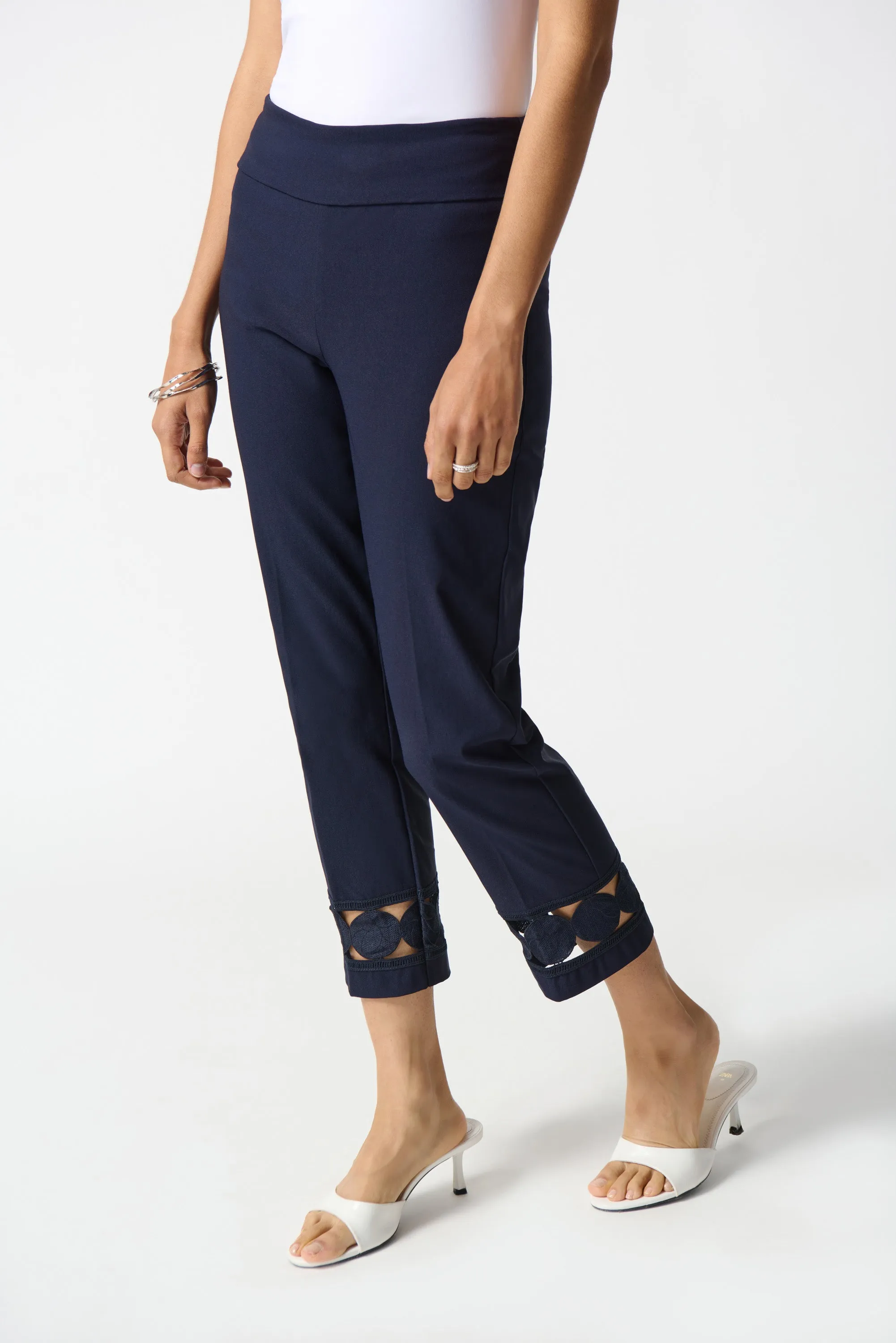 CROP PANT WITH CIRCLE LACE HEM