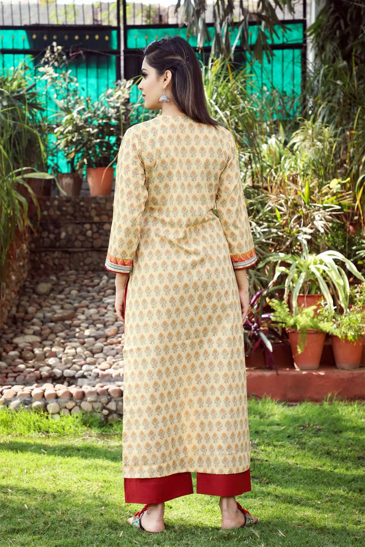 Straight fit Kurta in Beige buti print